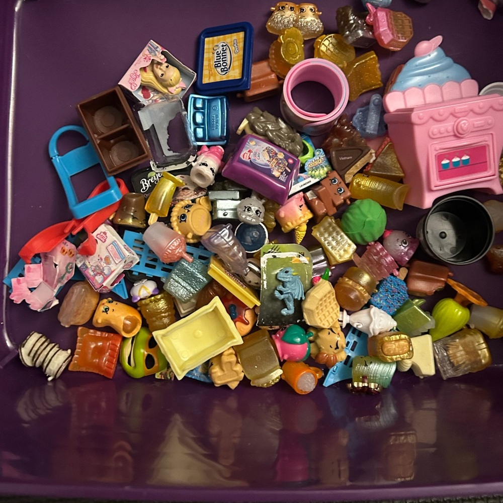 Shopkins Colorful Accessories Set with Miniature Food and toys